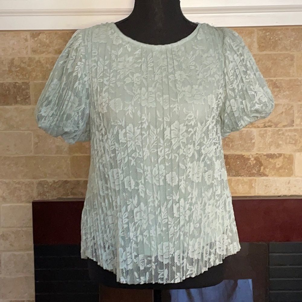 Haute Monde Beautiful lace top